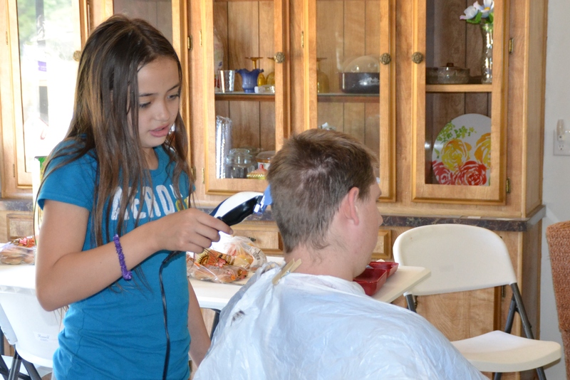 On the 24th, Latia cut hair for the first time. She's cutting Isaac's hair.