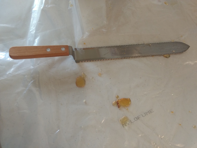 Special knife for cutting honeycomb from the frames.