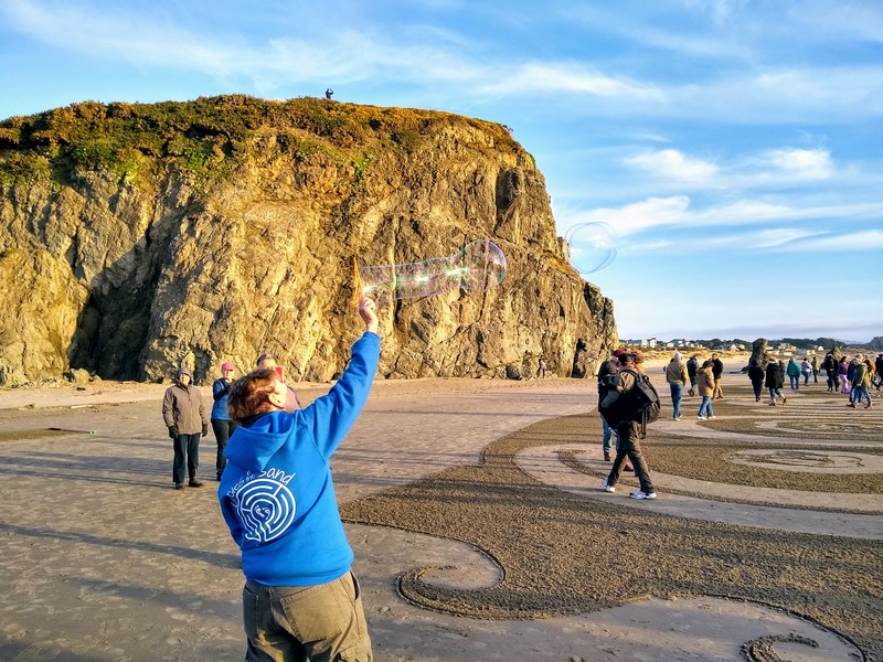 Lady doing bubbles at the Circle of Sand in Bandon.