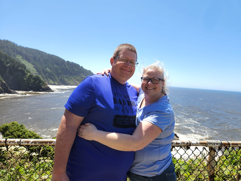 Two lovebirds at the ocean