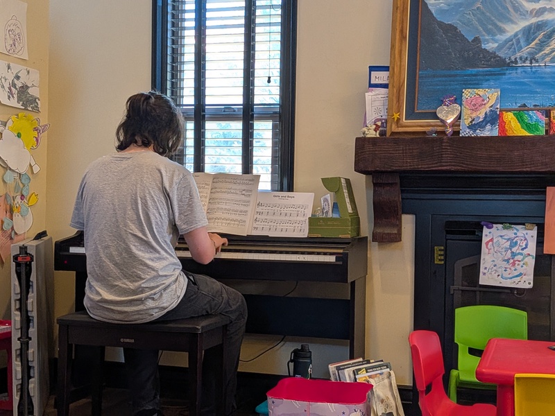 Timmy/Kili playing the piano.